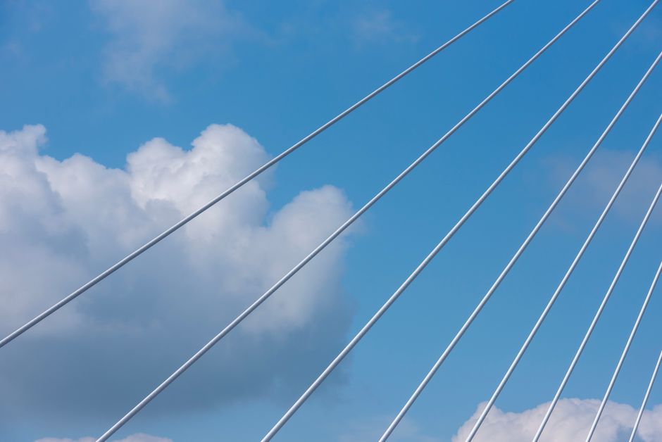 Cavi in acciaio di un ponte strallato