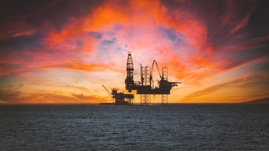 Piattaforma offshore al tramonto sul mare