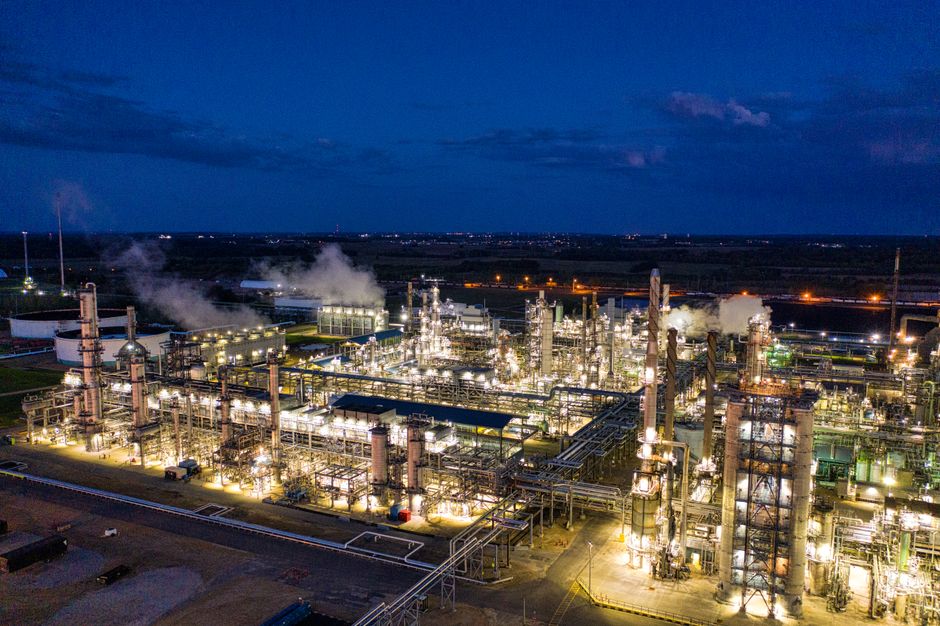 Raffineria petrolchimica illuminata di notte